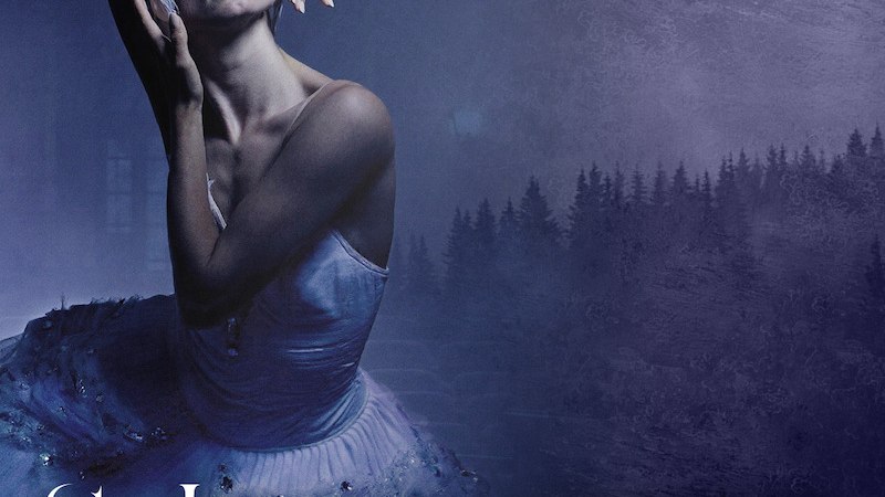 Eine Ballerina in einem Schwanenkostüm posiert elegant vor einem dunklen, mystischen Hintergrund mit Waldsilhouette. Der Titel 'Schwanensee' ist sichtbar., © Konstantin Rain be.entertained Eine Ballerina in einem Schwanenkostüm posiert elegant vor einem dunklen, mystischen Hintergrund mit Waldsilhouette. Der Titel 'Schwanensee' ist sichtbar., © Konstantin Rain be.entertained