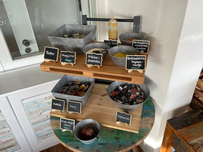 Ein Tisch mit verschiedenen Aufstrichen und Marmeladen, darunter Butter, Margarine, Kräuter-Artischocke, Papaya-Mango, Nutella und Honig., © Cool-Tours StattReisen Ein Tisch mit verschiedenen Aufstrichen und Marmeladen, darunter Butter, Margarine, Kräuter-Artischocke, Papaya-Mango, Nutella und Honig., © Cool-Tours StattReisen