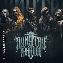 Fünf maskierte Bandmitglieder von Dymytry stehen vor einem dunklen Hintergrund. Der Schriftzug 'Dymytry Paradox' ist prominent zu sehen., © links im Bild Fünf maskierte Bandmitglieder von Dymytry stehen vor einem dunklen Hintergrund. Der Schriftzug 'Dymytry Paradox' ist prominent zu sehen., © links im Bild