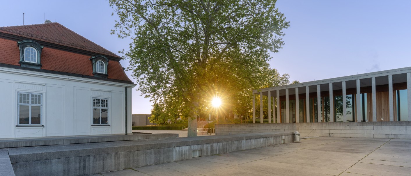 Das Literaturmuseum der Moderne in Marbach am Neckar bei Sonnenuntergang. Moderne Architektur mit Glasfronten neben einem historischen Geb&auml;ude., &copy; SMG, Martina Denker
