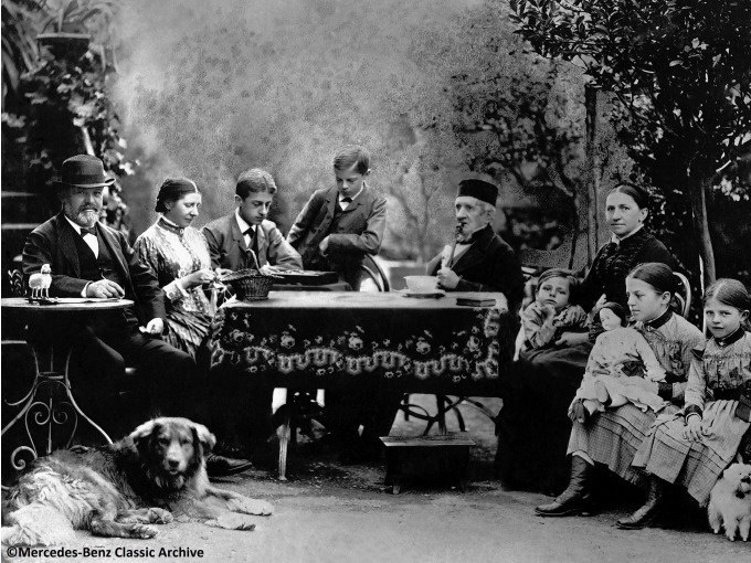 Eine Familie sitzt um einen Tisch im Freien. Ein Hund liegt im Vordergrund. Die Kleidung deutet auf eine historische Aufnahme hin., © Eigenbetrieb Tourismus und Citymanagement Schorndorf Eine Familie sitzt um einen Tisch im Freien. Ein Hund liegt im Vordergrund. Die Kleidung deutet auf eine historische Aufnahme hin., © Eigenbetrieb Tourismus und Citymanagement Schorndorf