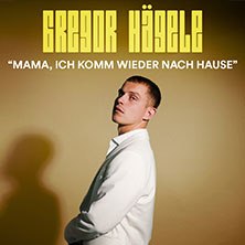 Ein Mann in einem weißen Hemd steht vor einem gelben Hintergrund. Oben steht der Text 'Gregor Hägele - Mama, ich komm wieder nach Hause'., © links im Bild Ein Mann in einem weißen Hemd steht vor einem gelben Hintergrund. Oben steht der Text 'Gregor Hägele - Mama, ich komm wieder nach Hause'., © links im Bild
