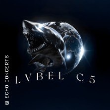 Ein Hai umkreist die Erde, begleitet vom Schriftzug 'Lvbel C5'. Das Bild hat einen dunklen Hintergrund., &copy; links im Bild