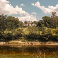 Das Bärenschlössle thront auf einem grünen Hügel am Bärensee, umgeben von üppigen Bäumen und einem klaren Himmel mit weißen Wolken., © SMG, Sarah Schmid Das Bärenschlössle thront auf einem grünen Hügel am Bärensee, umgeben von üppigen Bäumen und einem klaren Himmel mit weißen Wolken., © SMG, Sarah Schmid