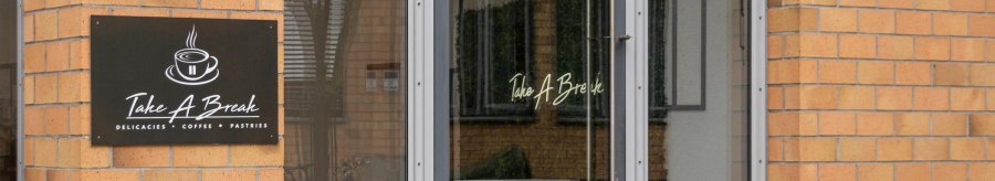 Entrance to the caf&eacute; called 'Take A Break'. A sign shows a cup of coffee and the words 'Delicacies, Coffee, Pastries'., &copy; Stuttgart-Marketing GmbH, Sarah Schmid