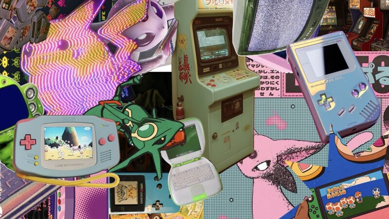 Collage mit Retro-Gaming-Geräten wie Game Boys, Arcade-Automaten und bunten Grafiken. Pikachu und andere Figuren sind zu sehen., © Württembergische Staatstheater Stuttgart Collage mit Retro-Gaming-Geräten wie Game Boys, Arcade-Automaten und bunten Grafiken. Pikachu und andere Figuren sind zu sehen., © Württembergische Staatstheater Stuttgart