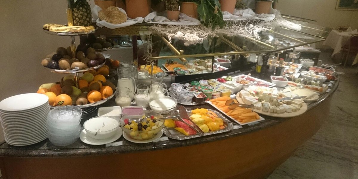 Ein Frühstücksbuffet mit einer Auswahl an Obst, Käse, Joghurt, Brot und Milch. Teller und Schalen sind bereitgestellt., © Hotel Unger Ein Frühstücksbuffet mit einer Auswahl an Obst, Käse, Joghurt, Brot und Milch. Teller und Schalen sind bereitgestellt., © Hotel Unger
