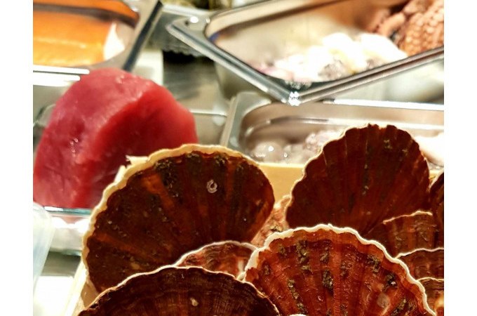 Muschelschalen, Fischfilets und Meeresfr&uuml;chte auf einem Tisch in einer Kochschule pr&auml;sentiert., &copy; Kultweine-Kochwelten-Kunst&uuml;cke - Kochschule Sonja Lenz