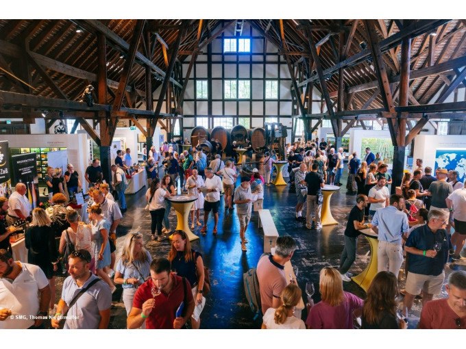 Weinverkostung in einem rustikalen Raum mit Holzbalken. Viele Menschen probieren Wein an Stehtischen. Im Hintergrund große Weinfässer., © Stuttgart Marketing GmbH Weinverkostung in einem rustikalen Raum mit Holzbalken. Viele Menschen probieren Wein an Stehtischen. Im Hintergrund große Weinfässer., © Stuttgart Marketing GmbH