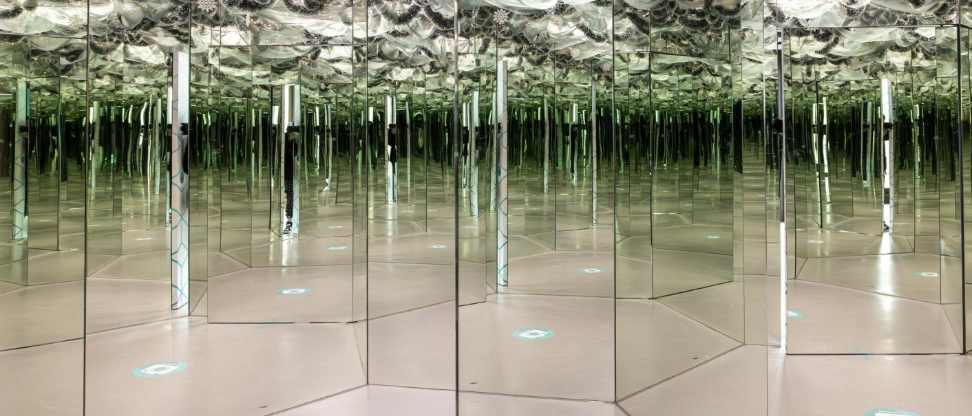 Ein Spiegelkabinett mit zahlreichen Spiegeln, die unendliche Reflexionen erzeugen. Die Decke ist mit dekorativen Elementen verziert., © Stuttgart-Marketing GmbH, Sarah Schmid