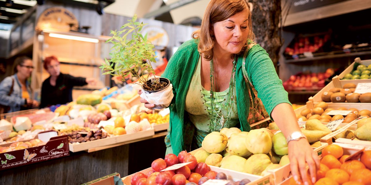 Tour guide Sabine Wacker in Stuttgart's market hall, © Stuttgart-Marketing GmbH/Jean-Claude Winkler