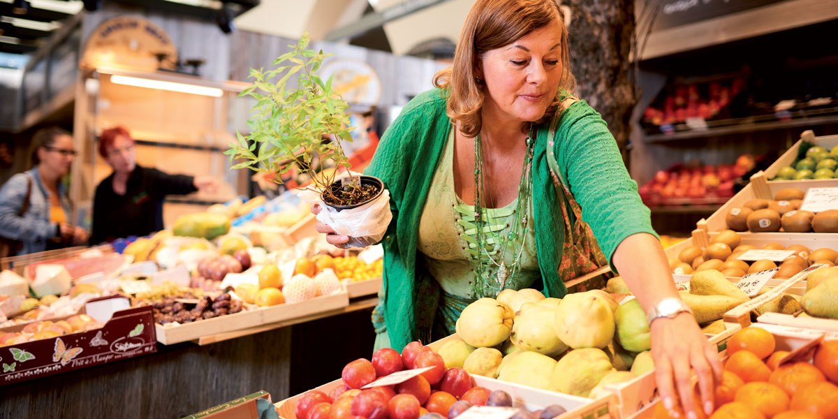 Genussführerin Sabine Wacker in der Markthalle, © Stuttgart-Marketing GmbH/Jean-Claude Winkler