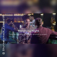 Zwei Personen unterhalten sich in einer Bar. Im Hintergrund sind weitere G&auml;ste und eine beleuchtete Bar zu sehen. Text: "Matching Night"., &copy; links im Bild