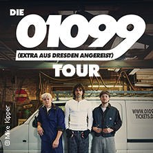 Drei Männer stehen vor einem weißen Lieferwagen. Oben steht 'Die 01099 (extra aus Dresden angereist) Tour'. Foto von Mike Kipper., © links im Bild Drei Männer stehen vor einem weißen Lieferwagen. Oben steht 'Die 01099 (extra aus Dresden angereist) Tour'. Foto von Mike Kipper., © links im Bild