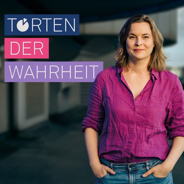 Woman in white top and orange pants in front of blue background. Text: 'Torten der Wahrheit Tour 2025'., © Aspasia Event GmbH Woman in white top and orange pants in front of blue background. Text: 'Torten der Wahrheit Tour 2025'., © Aspasia Event GmbH