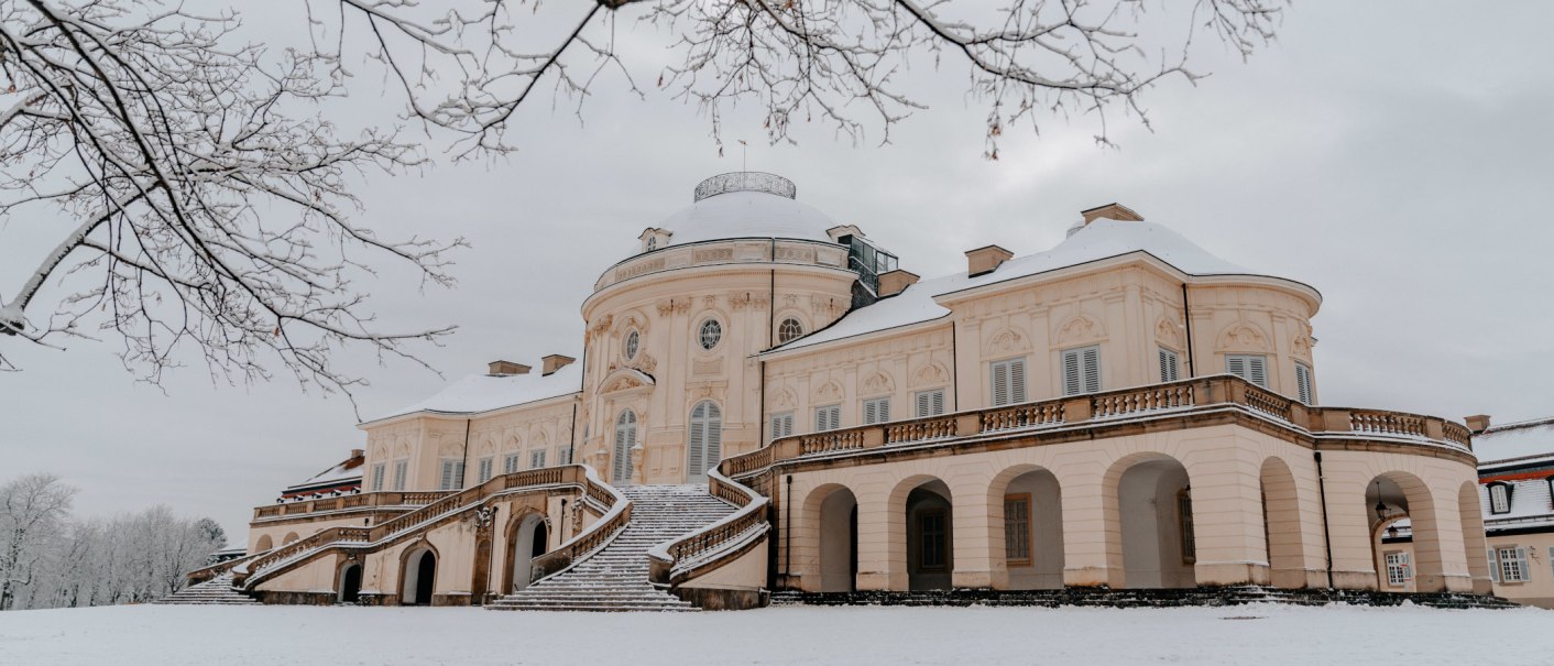 Schloss Solitude im Winter, bedeckt mit Schnee. Ein prächtiges Gebäude mit geschwungenen Treppen und kahlen Bäumen im Vordergrund., © SMG Thomas Niedermüller Schloss Solitude im Winter, bedeckt mit Schnee. Ein prächtiges Gebäude mit geschwungenen Treppen und kahlen Bäumen im Vordergrund., © SMG Thomas Niedermüller