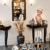 Elegante Einrichtung mit Büste, goldener Hundeskulptur, Kerzenhaltern und Spiegel. Dekorative Elemente auf Tischen und Regalen., © Metropolis Art Deco, Stuttgart Elegante Einrichtung mit Büste, goldener Hundeskulptur, Kerzenhaltern und Spiegel. Dekorative Elemente auf Tischen und Regalen., © Metropolis Art Deco, Stuttgart