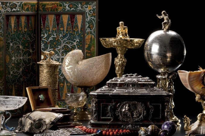 Eine kunstvolle Sammlung mit Pokalen, Muscheln und einer Truhe vor einem dekorativen Hintergrund. Die Objekte sind reich verziert und aus verschiedenen Materialien., &copy; Landesmuseum W&uuml;rttemberg