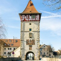 The Beinsteiner Gate in Waiblingen, a historic city gate featuring half-timbered architecture and a clock, surrounded by trees and a blue sky., &copy; SMG Stuttgart Marketing GmbH - Sarah Schmid
