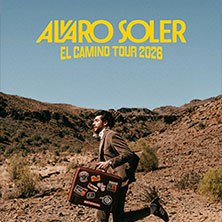 Ein Mann in Anzug l&auml;uft mit einem Koffer durch eine W&uuml;stenlandschaft. Oben steht 'Alvaro Soler - El Camino Tour 2026'., &copy; links im Bild