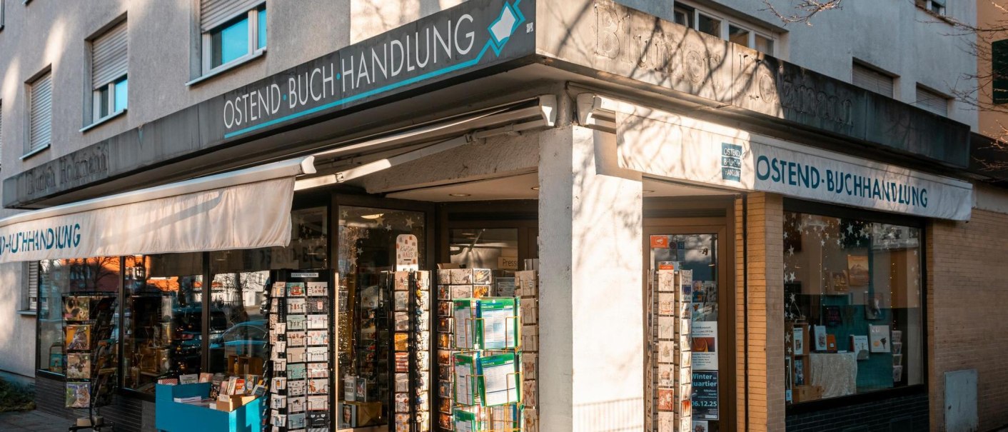 Die Ostend-Buchhandlung zeigt einladend ihre Schaufenster mit Büchern und Karten. Die Fassade ist schlicht und modern gestaltet., © Stuttgart-Marketing GmbH, Sarah Schmid Die Ostend-Buchhandlung zeigt einladend ihre Schaufenster mit Büchern und Karten. Die Fassade ist schlicht und modern gestaltet., © Stuttgart-Marketing GmbH, Sarah Schmid