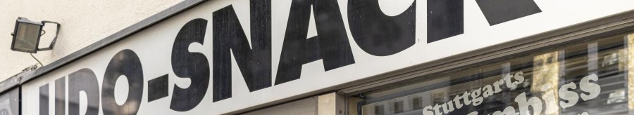Schild mit der Aufschrift 'UDO-SNACK', darunter 'Stuttgarts Kult-Imbiss seit &uuml;ber 40 Jahren'. Au&szlig;enansicht eines Imbissladens., &copy; SMG, Sarah Schmid