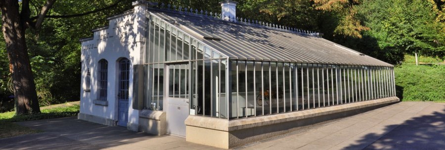 Die Gottlieb-Daimler-Gedächtnisstätte in Stuttgart zeigt ein historisches Gebäude mit Glasdach, weißen Wänden und ist von Bäumen umgeben., © Stuttgart-Marketing GmbH Achim Mende