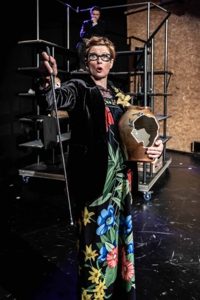 Eve und der zerbrochne Krug, © Wilhelma Theater Eve und der zerbrochne Krug, © Wilhelma Theater