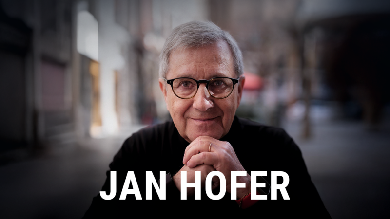 Ein Mann mit Brille l&auml;chelt in die Kamera, im Hintergrund eine unscharfe st&auml;dtische Umgebung. Der Name 'Jan Hofer' ist eingeblendet., &copy; links im Bild