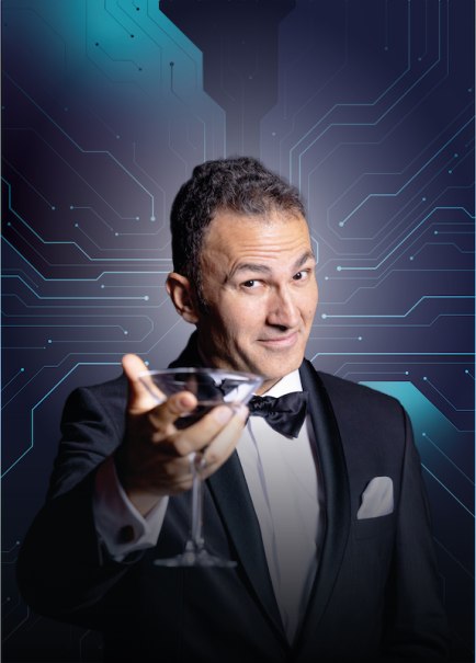 Ein Mann im Smoking h&auml;lt ein Cocktailglas vor einem Hintergrund mit Schaltkreismuster. Er l&auml;chelt und wirkt charmant., &copy; Rosenau Kultur e.V.