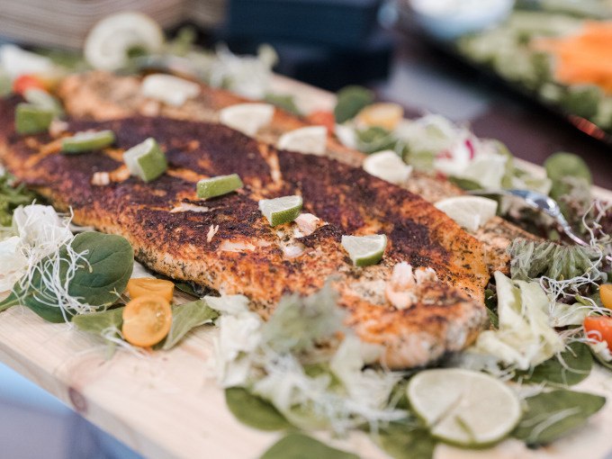 Gegrillter Fisch mit Limettenstücken und Gemüse auf einem Buffet angerichtet., © Cool-Tours StattReisen Gegrillter Fisch mit Limettenstücken und Gemüse auf einem Buffet angerichtet., © Cool-Tours StattReisen