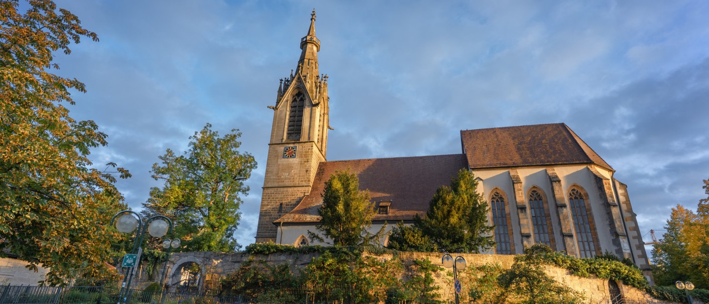 St. Stephen's Church in Leinfelden-Echterdingen glows in the warm autumn light, surrounded by colorful foliage and a blue sky., © © Stuttgart-Marketing GmbH, Martina Denker St. Stephen's Church in Leinfelden-Echterdingen glows in the warm autumn light, surrounded by colorful foliage and a blue sky., © © Stuttgart-Marketing GmbH, Martina Denker