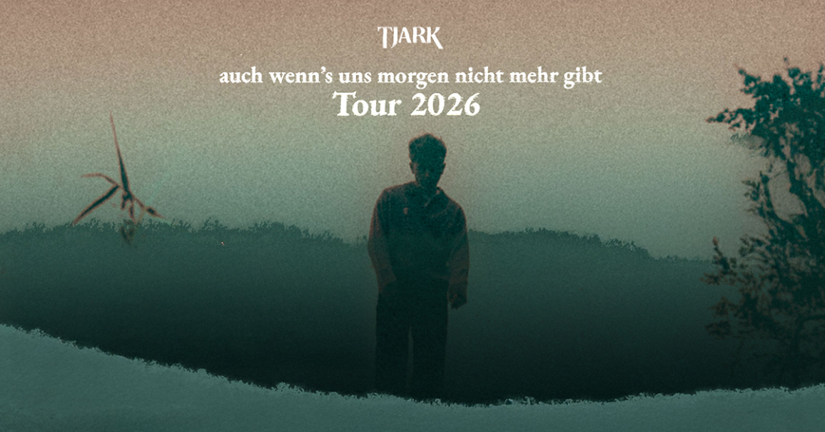 Ein Mann steht in einer düsteren Landschaft. Text: 'TJARK - auch wenn's uns morgen nicht mehr gibt Tour 2026'., © links im Bild Ein Mann steht in einer düsteren Landschaft. Text: 'TJARK - auch wenn's uns morgen nicht mehr gibt Tour 2026'., © links im Bild