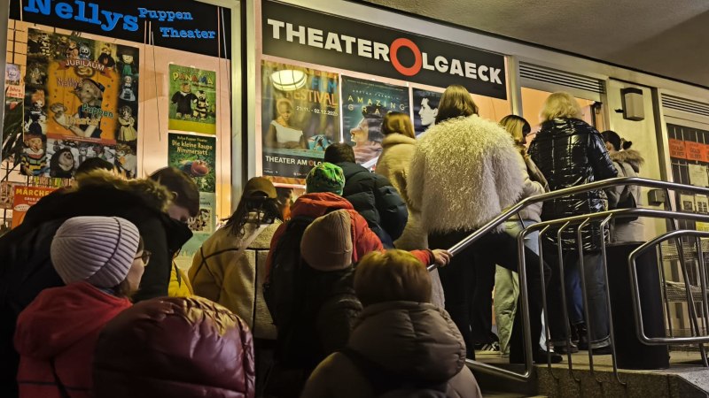 Abendliche Warteschlange vor dem Theater am Olgaeck in Stuttgart mit Plakaten für Puppentheater und Filmfestival., © Theater am Olgaeck Abendliche Warteschlange vor dem Theater am Olgaeck in Stuttgart mit Plakaten für Puppentheater und Filmfestival., © Theater am Olgaeck