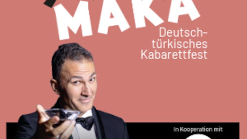 Ein Mann im Smoking hebt ein Cocktailglas vor einem Hintergrund mit digitalem Schaltkreismuster. Er lächelt charmant in die Kamera., © Renitenztheater Stuttgart e.V. Ein Mann im Smoking hebt ein Cocktailglas vor einem Hintergrund mit digitalem Schaltkreismuster. Er lächelt charmant in die Kamera., © Renitenztheater Stuttgart e.V.