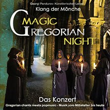 M&ouml;nche in Kutten stehen mit Kerzen in einer alten Kirche. Der Text bewirbt ein Konzert, das gregorianische Ges&auml;nge mit Popmusik verbindet., &copy; links im Bild