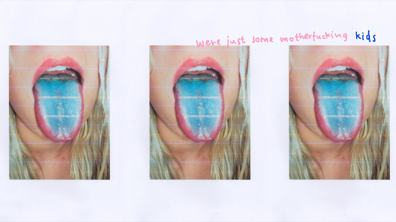 Drei Bilder zeigen eine Person mit blauer Zunge und blonden Haaren. Dar&uuml;ber steht in bunter Schrift: "We're just some motherfucking kids"., &copy; links im Bild