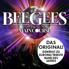Plakat für die Bee Gees Tribute Show 'Maincourse' mit Discokugel, Lichteffekten und dem Text 'Das Original! Gewählt zu Europas Tribute Band des Jahres'., © links im Bild Plakat für die Bee Gees Tribute Show 'Maincourse' mit Discokugel, Lichteffekten und dem Text 'Das Original! Gewählt zu Europas Tribute Band des Jahres'., © links im Bild