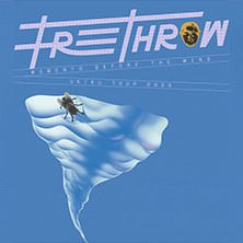 Albumcover von Free Throw mit einer Fliege auf einer Wolke vor blauem Hintergrund. Der Titel des Albums ist in gro&szlig;en Buchstaben zu sehen., &copy; links im Bild