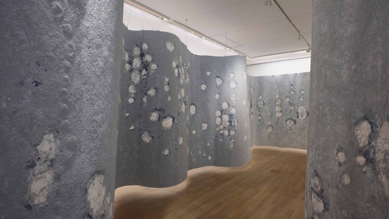 Gray, textured walls with white patches in an exhibition room at the Staatsgalerie Stuttgart., © © VG Bild-Kunst, Bonn 2025, Foto: Clemens Schneider
