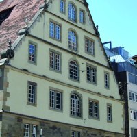 The Stiftsfruchtkasten in Stuttgart is a historic building with a striking pitched roof and numerous windows, surrounded by modern architecture., © Stuttgart-Marketing GmbH The Stiftsfruchtkasten in Stuttgart is a historic building with a striking pitched roof and numerous windows, surrounded by modern architecture., © Stuttgart-Marketing GmbH