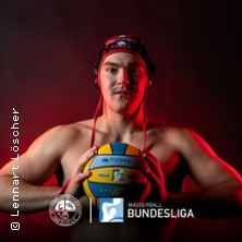 Ein Wasserballspieler in rotem Licht h&auml;lt einen Ball. Logos von SV Cannstatt und Wasserball Bundesliga sind sichtbar., &copy; links im Bild