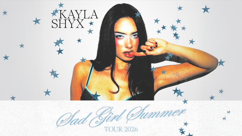 Poster der Sad Girl Summer Tour 2026 von Kayla Shyx. Sie posiert mit blauen Sternen um sich herum. Der Tourname ist in eleganter Schrift dargestellt., &copy; links im Bild