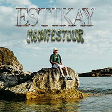 Eine Person sitzt auf einem Felsen am Meer. Der Himmel ist bewölkt. Oben steht der Schriftzug 'ESTIKAY - Manifestour 2026'., © links im Bild Eine Person sitzt auf einem Felsen am Meer. Der Himmel ist bewölkt. Oben steht der Schriftzug 'ESTIKAY - Manifestour 2026'., © links im Bild