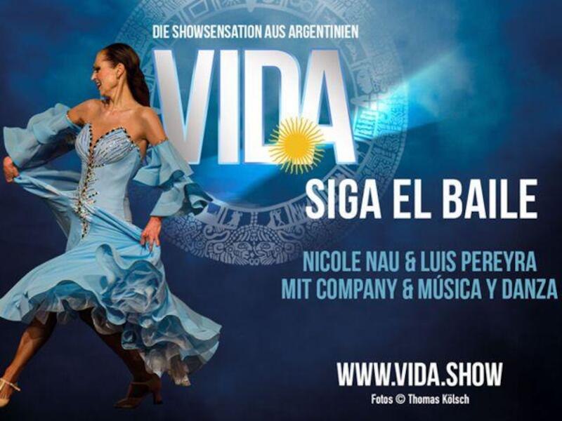 Advertising poster for the Argentinian show VIDA with a dancing woman in a blue dress. Text: "Siga el Baile" and information about the show., &copy; C2 Concerts GmbH