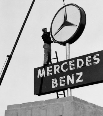 Mercedesstern am Hauptbahnhof Stuttgart, © Daimler AG