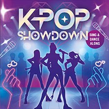 Buntes Plakat mit Silhouetten von drei T&auml;nzern und Mikrofonen, das eine K-Pop-Show bewirbt. Der Hintergrund ist lebhaft und farbenfroh gestaltet., &copy; links im Bild