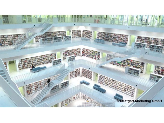Moderne Innenansicht der Stadtbibliothek Stuttgart mit weißen Treppen, offenen Etagen und zahlreichen Bücherregalen., © Stuttgart Marketing GmbH