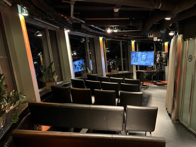 Kleiner Kinosaal mit schwarzen Ledersesseln, Pflanzen und einem Bildschirm, auf dem ein Schwarz-Wei&szlig;-Film gezeigt wird. Gem&uuml;tliche Atmosph&auml;re., &copy; SWR Media Services GmbH / SWR Fernsehturm Stuttgart