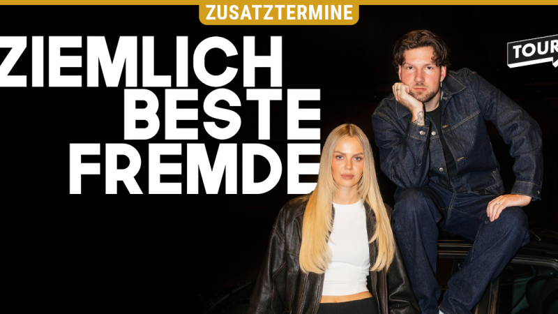 Zwei Personen posieren vor einem schwarzen Hintergrund. Der Text 'Ziemlich Beste Fremde' ist gro&szlig; im Bild zu sehen, mit Hinweis auf Zusatztermine der Tour., &copy; links im Bild